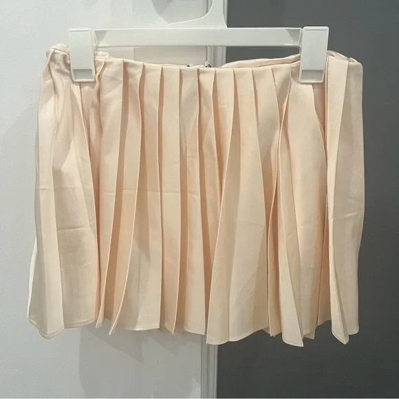 SOLD House of CB Ivory Pleated Satin Mini Skirt Emira size S - Picture 4 of 9